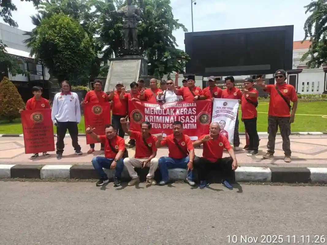 Diduga Alami Kriminalisasi, Ketua DPD 16 Jatim Markat N.H Dikawal Anggota LIN ke Polrestabes Surabaya