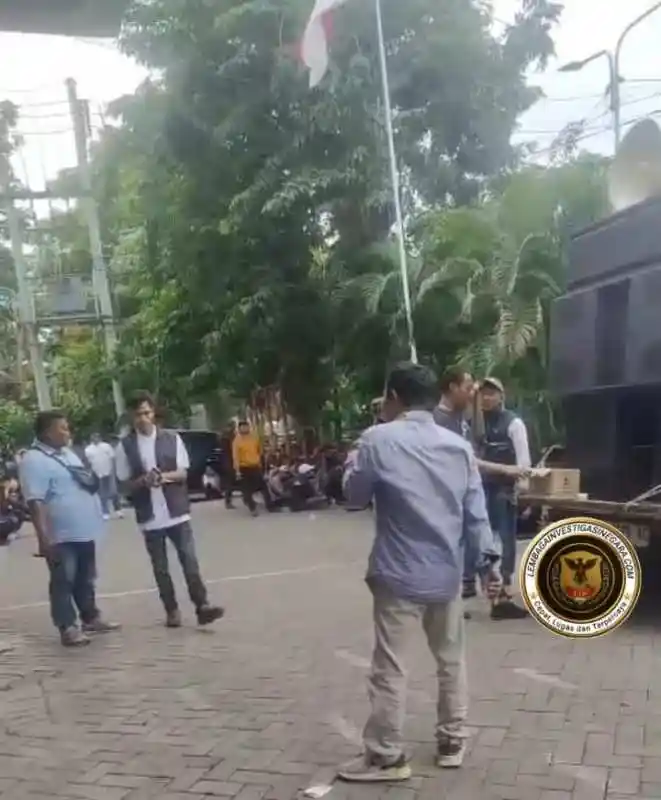Puluhan Wartawan Surabaya Geruduk Kantor Satpol PP, Tuntut Keadilan