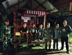 Pastikan Wilayah Binaan Aman, Babinsa Bersama Warga Lakukan Patroli Siskamling