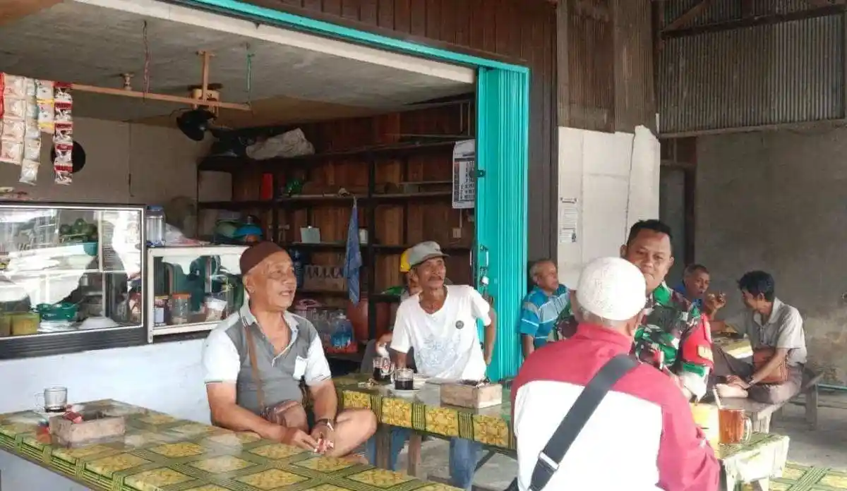 Warung Kopi Jadi Tempat Favorit, Babinsa Lakukan Komsos Bersama Warga