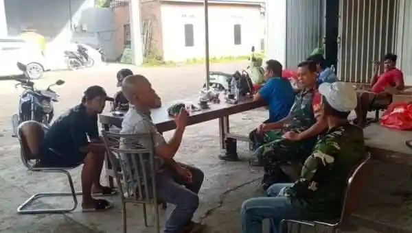 Melalui komsos Babinsa Dan Warga Bangun Komunikasi Harmonis