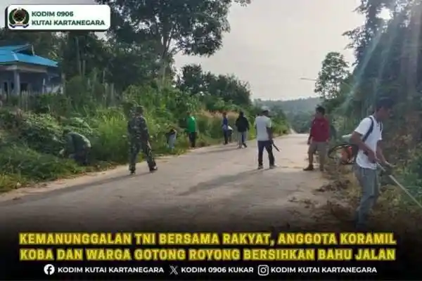 Kemanunggalan TNI Bersama Rakyat, Anggota Koramil Koba Dan Warga Gotong Royong Bersihkan Bahu Jalan