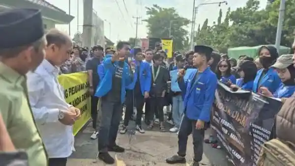 Saat Rakyat Berduka, Ketua DPRD Probolinggo Rayakan Ultah dengan Prank