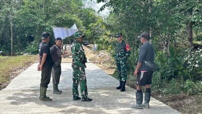 Dansatgas TMMD Wiltas Ke-127 Kodim 0912/Kubar Tinjau Langsung Progres Semenisasi Jalan di Linggang Amer