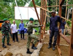 Dansatgas TMMD Wiltas Ke-127 Bersama Kabid Perkim Tinjau Progres RTLH di Linggang Amer