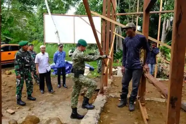 Dansatgas TMMD Wiltas Ke-127 Bersama Kabid Perkim Tinjau Progres RTLH di Linggang Amer