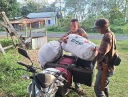 Menyatu dengan Masyarakat, Satgas TMMD Ke-127 Bantu Warga Menores Karet