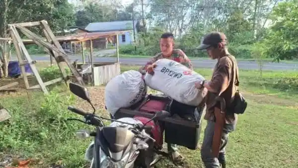 Menyatu dengan Masyarakat, Satgas TMMD Ke-127 Bantu Warga Menores Karet