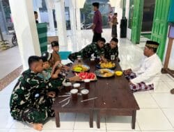 Hangatnya Kebersamaan, Anggota Satgas TMMD Buka Puasa Bersama Warga di Masjid Al Muhajirin