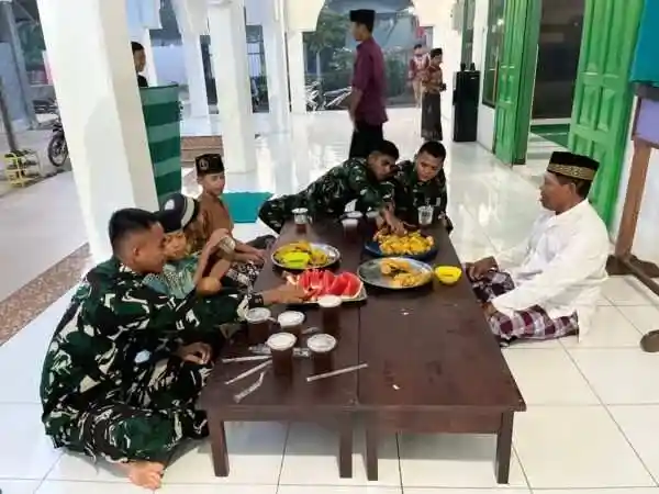 Hangatnya Kebersamaan, Anggota Satgas TMMD Buka Puasa Bersama Warga di Masjid Al Muhajirin