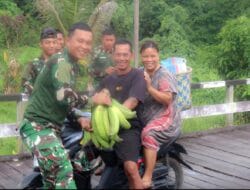 Wujud Syukur Warga, Helius Serahkan Pisang Tanduk kepada Personel TMMD di Tering Lama