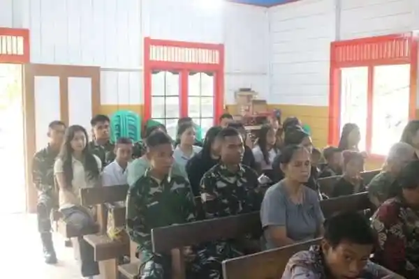 Anggota Satgas TMMD Ke-127 Laksanakan Ibadah Minggu Bersama Umat di Linggang Amer