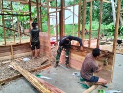 Penuh Ketelitian, Satgas TMMD Pasang Dinding RTLH