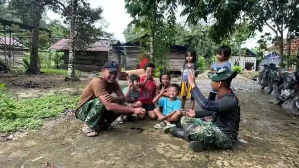 Keceriaan di Lokasi TMMD: Anggota Satgas Bermain Bersama Anak-Anak Linggang Amer