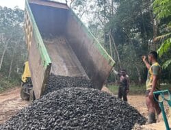 Terus Kebut Semenisasi, Satgas TMMD Tambah Koral Demi Perkuat Struktur Jalan di Kampung Ling