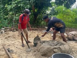 Bahu Membahu Bersama Satgas TMMD, Warga Bantu Percepatan Pembangunan RTLH di Kampung Linggang Amer