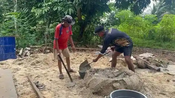 Bahu Membahu Bersama Satgas TMMD, Warga Bantu Percepatan Pembangunan RTLH di Kampung Linggang Amer