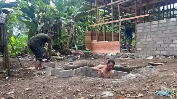 Meski Berpuasa, Satgas TMMD Ke-127 Kodim 0912/Kubar Tetap Semangat Bangun Septic Tank RTLH