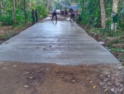 Pantang Kendur di Bulan Ramadhan, Anggota Satgas TMMD Kebut Pengerjaan Semenisasi Jalan