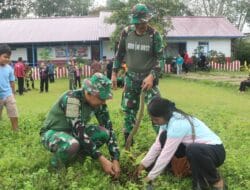 Tanamkan Cinta Lingkungan Sejak Dini, Satgas TMMD Ke-127 Bersama TK Linggang Bigung Laksanakan Penanaman Pohon