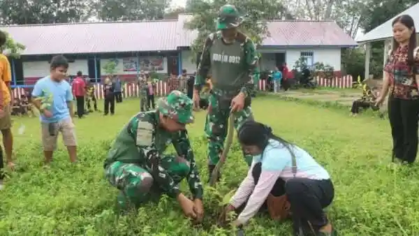 Tanamkan Cinta Lingkungan Sejak Dini, Satgas TMMD Ke-127 Bersama TK Linggang Bigung Laksanakan Penanaman Pohon