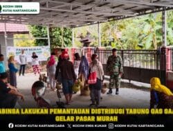 Babinsa Lakukan Pemantauan Distribusi Tabung Gas Saat Gelar Pasar Murah