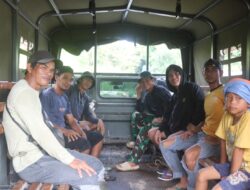 Hangat dan Akrab, Satgas TMMD dan Warga Kampung Bercengkerama Sebelum Lomba Dimulai