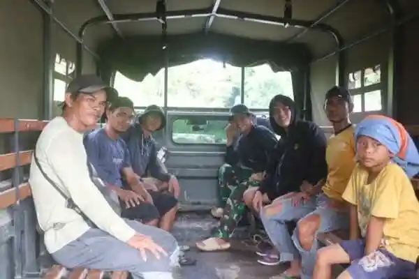 Hangat dan Akrab, Satgas TMMD dan Warga Kampung Bercengkerama Sebelum Lomba Dimulai