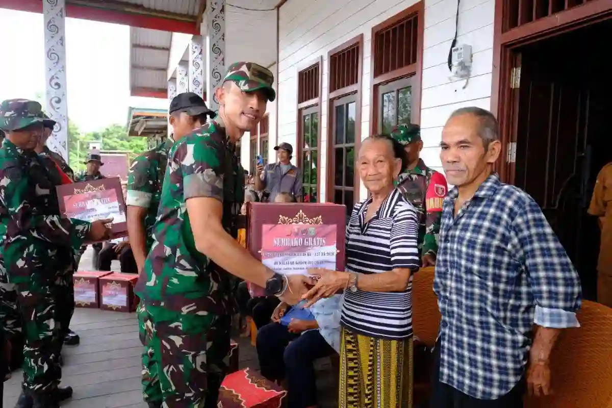 Usai Tinjau TMAB dan MCK, Tim Wasev Serahkan Paket Sembako kepada Warga Kampung Tering Lama