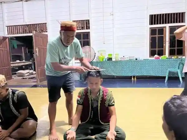 Tradisi dan Kebersamaan Satukan Satgas TMMD dengan Warga Tering Lama
