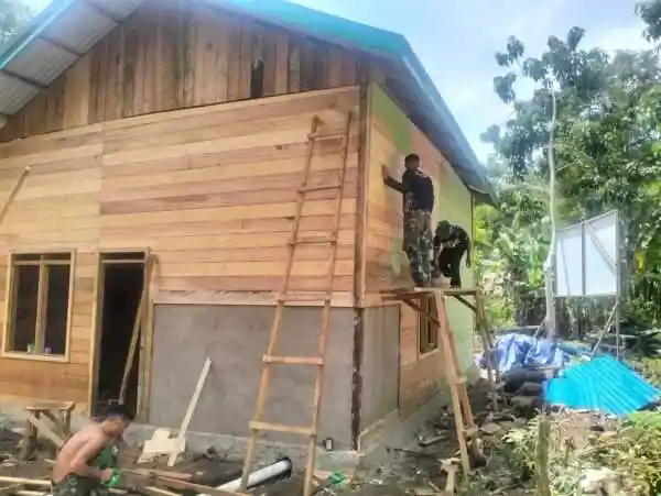 Pastikan Rumah Lebih Awet, Satgas TMMD Wiltas Ke-127 Genjot Pengecatan
