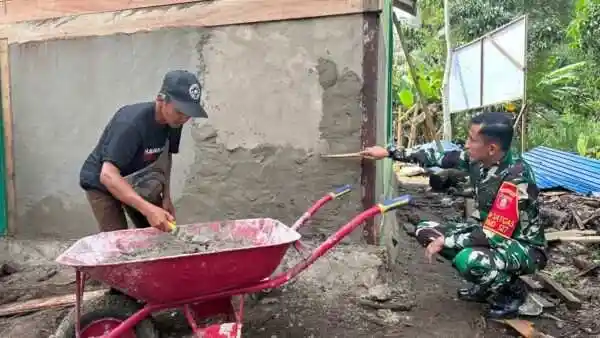 Dansatgas TMMD Turun Langsung Bantu Pekerjaan RTLH di Kampung Linggang Amer