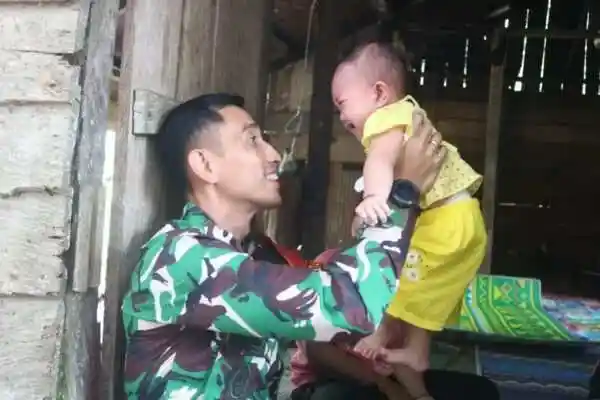 Dansatgas TMMD Kunjungi Rumah Warga Penerima Bantuan RTLH di Linggang Amer