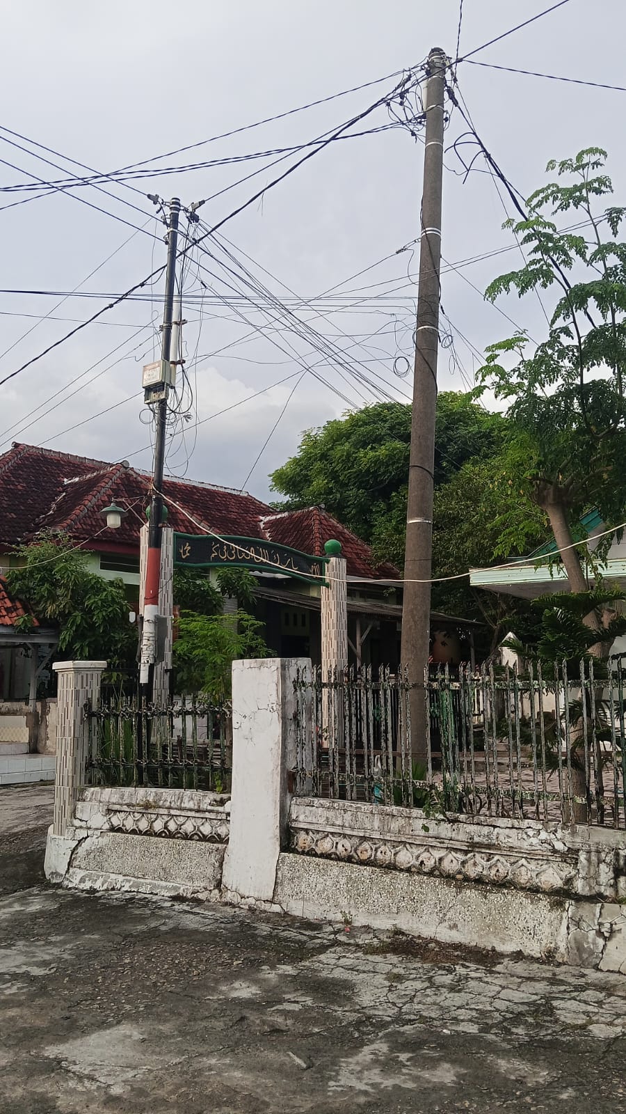 Tiang Listrik Berdiri di Lahan Warga, Hak dan Keselamatan Warga di Sampang Dipertanyakan