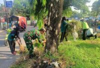 Serentak, Babinsa Kodim Bojonegoro Ikuti Kerja Bakti Pembersihan Lingkungan