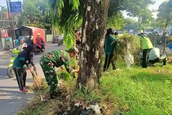 Serentak, Babinsa Kodim Bojonegoro Ikuti Kerja Bakti Pembersihan Lingkungan