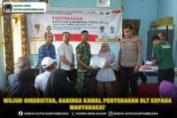Wujud Sinergitas, Babinsa Kawal Penyerahan BLT kepada Masyarakat