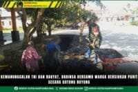 Kemanunggalan TNI dan Rakyat, Babinsa Bersama Warga Bersihkan Parit Secara Gotong Royong