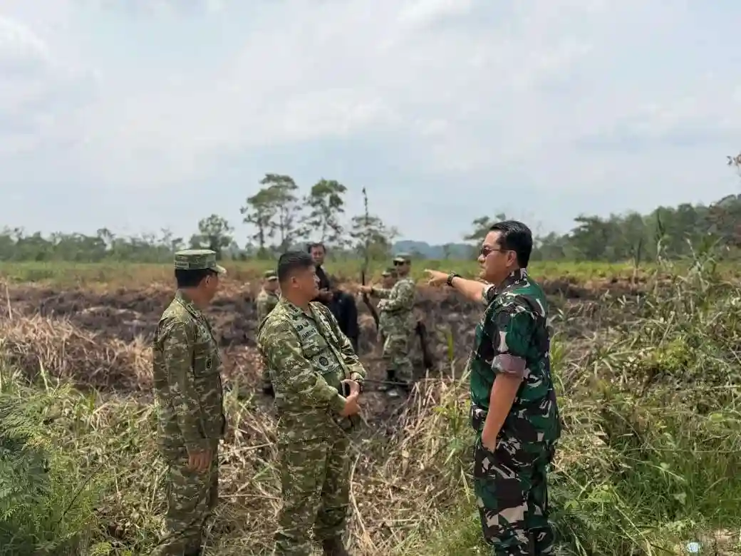 TIM PENYULUH KARHUTLA MABES TNI BERSAMA PASIS DIREG 56 SESKO TNI TINJAU LANGSUNG LAHAN TERBAKAR DI WILAYAH PALARAN