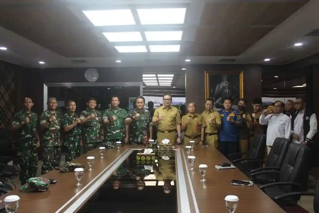 TIM PENYULUH KARHUTLA MABES TNI BERSAMA PASIS DIKREG 56 SESKO TNI AUDIENSI DENGAN WALI KOTA SAMARINDA