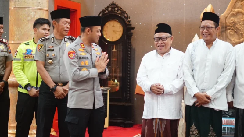 Kapolres Pasuruan Ajak Warga Jaga Kamtibmas Lewat Subuh Keliling di Masjid Cheng Hoo